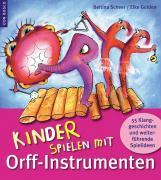 Kinder spielen mit Orff-Instrumenten 